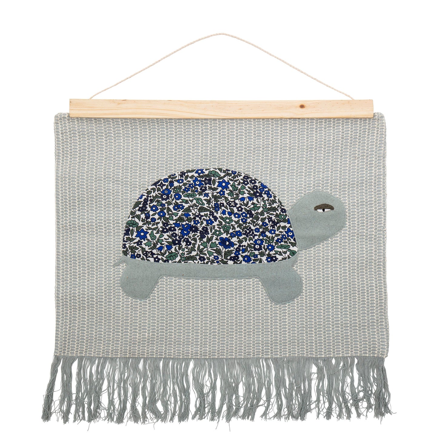Turtle wall hanging made of 100% Cotton with wood hanger and rope.The wall decór is made of cotton . This lovely turtle wall hanging brings nature into your childs room. Material: 100% cotton and wood hanger Dimensions: L70xH67 cm