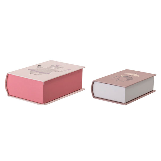 Pink and cream little storage boxes that look like a book. Perfect for hiding little treasures.Dimensions:L14xH4,5xW9/L16xH6xW11 cm, Set of 2 Material: cardboard and paper