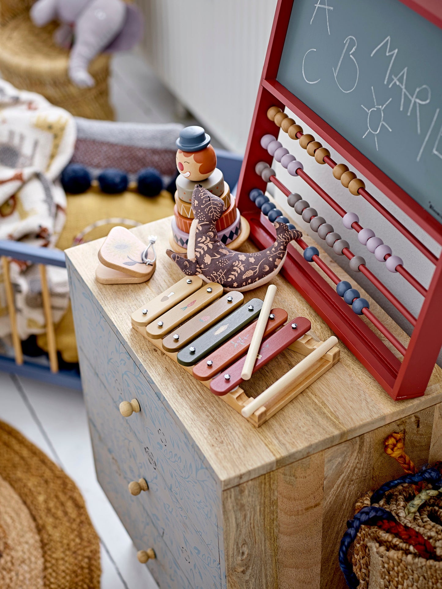 The Marcello Abacus from Bloomingville Mini in classic soft retro colors creates space for immersion and learning - or good role-playing This product is FSC® certified.